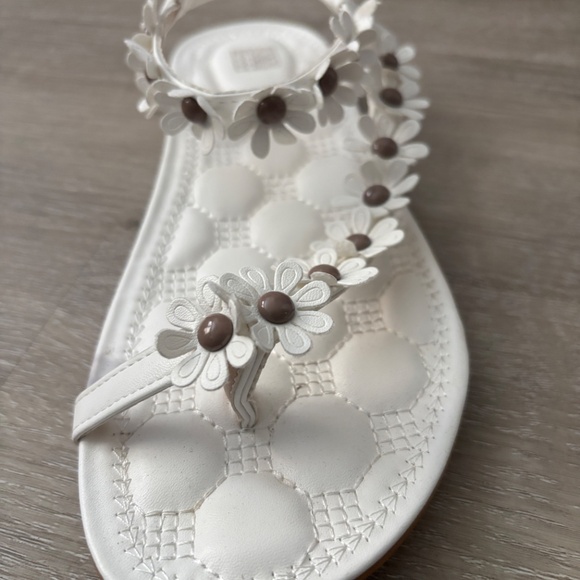 Size 8 white sandals - Picture 2 of 3